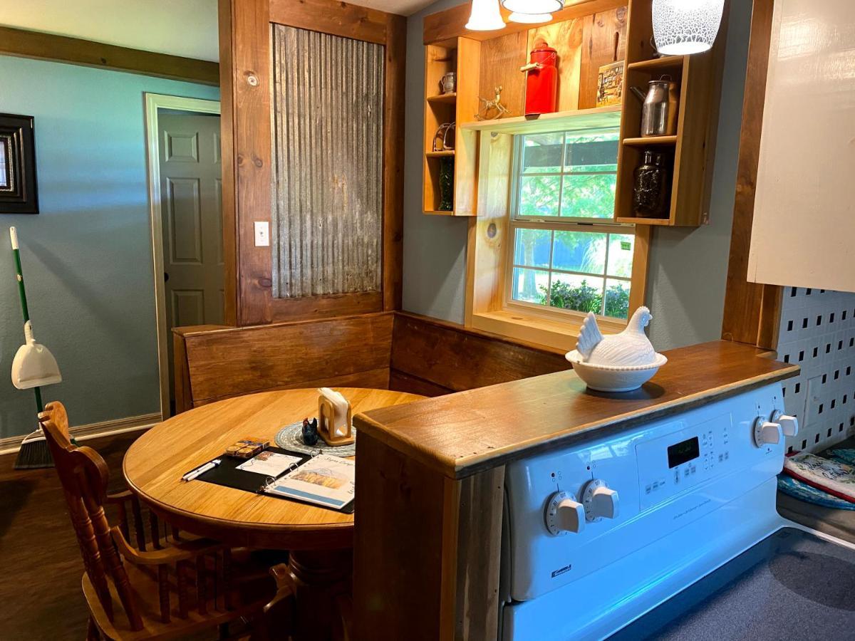 Bunkhouse Farm Stay Fort White Esterno foto